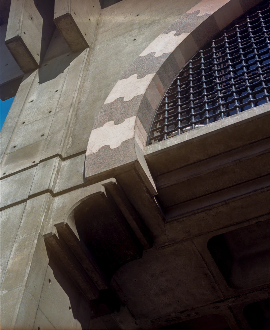 Jameel Management Centre: Corner details of the fair-faced concrete façade