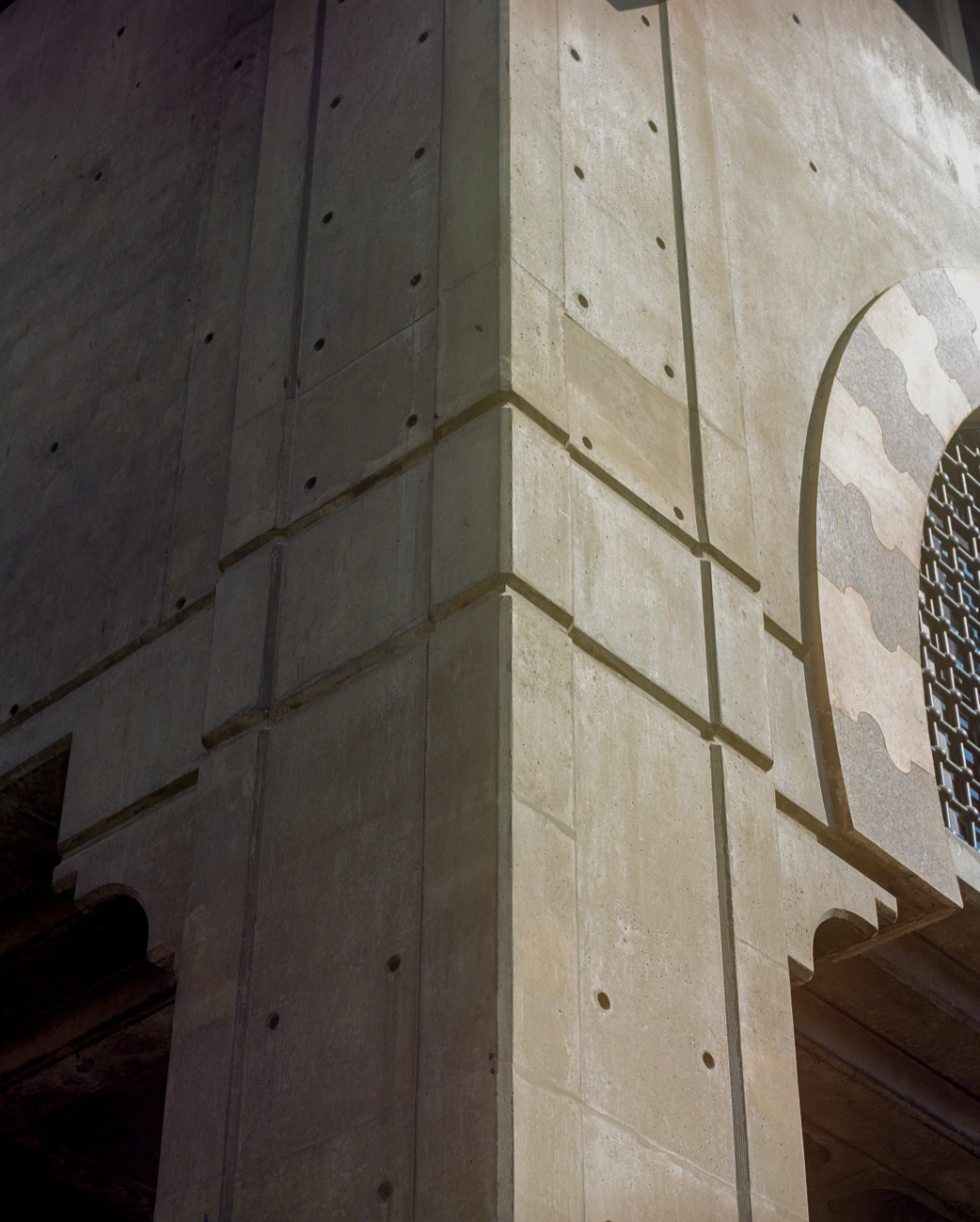 Jameel Management Centre: Corner details of the fair - faced concrete façade