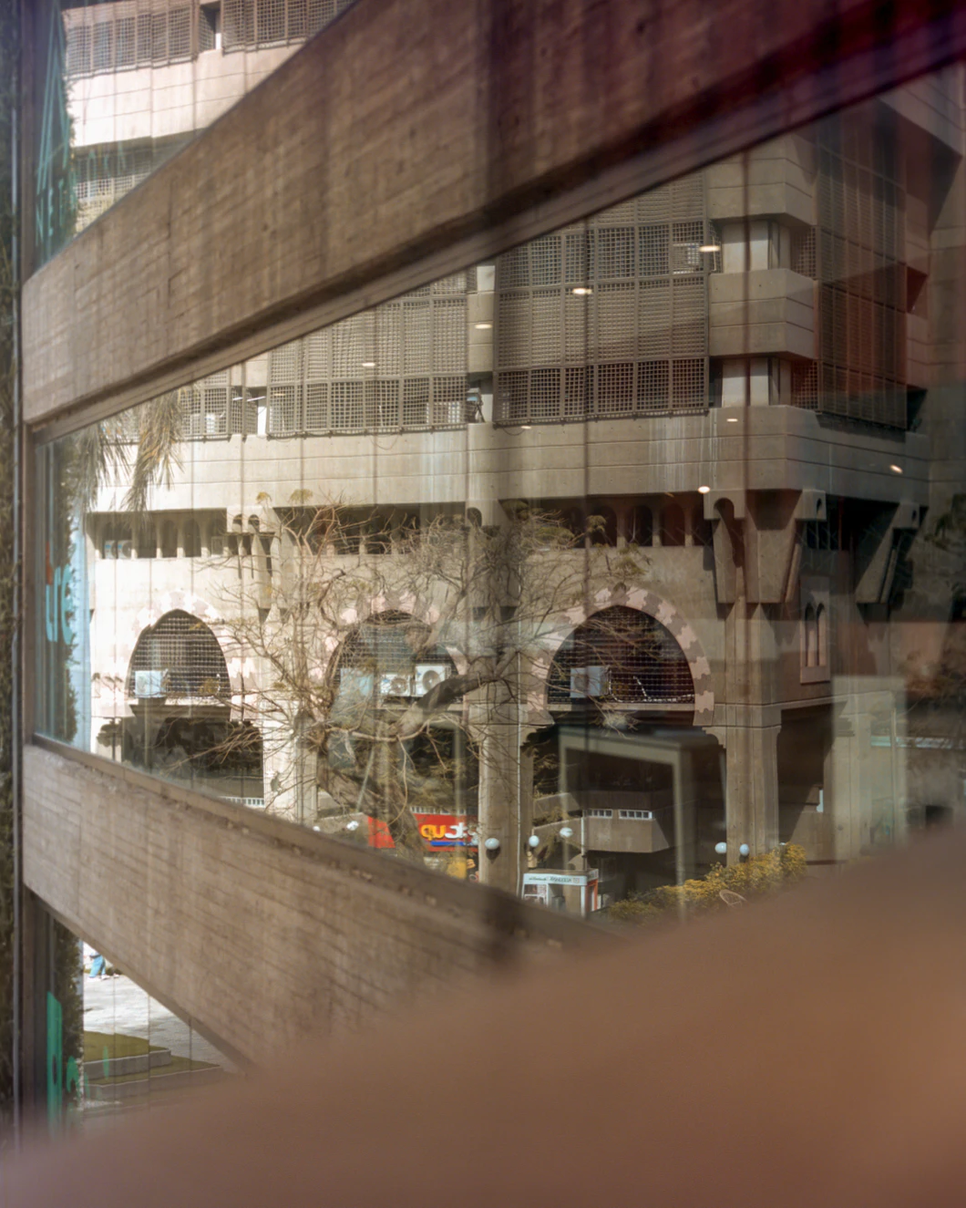 Jameel Management Centre: Corner details of the fair - faced concrete façade