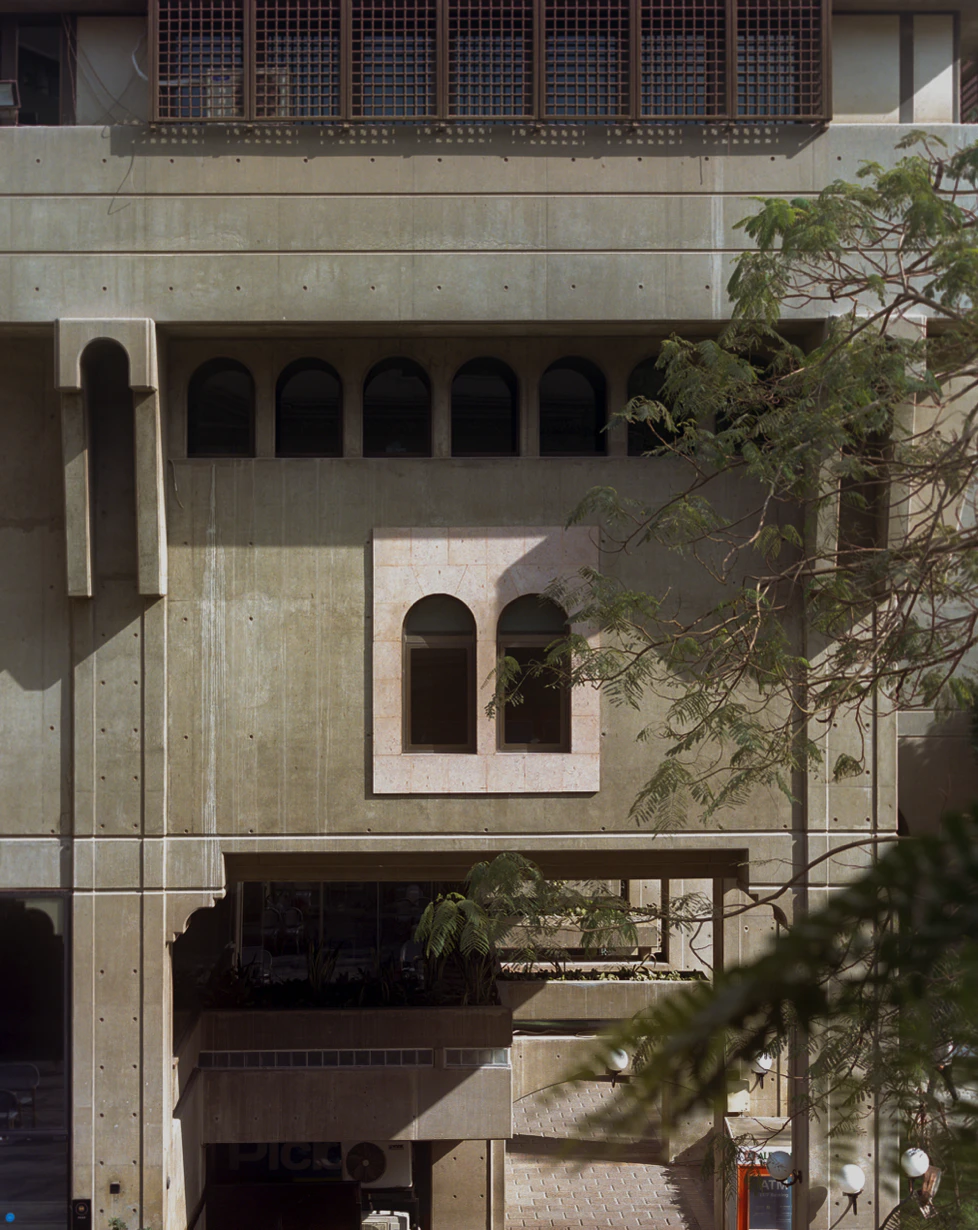 Jameel Management Centre: Corner details of the fair - faced concrete façade