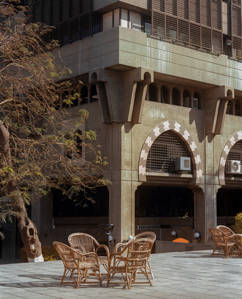 Jameel Management Centre: Corner details of the fair - faced concrete façade