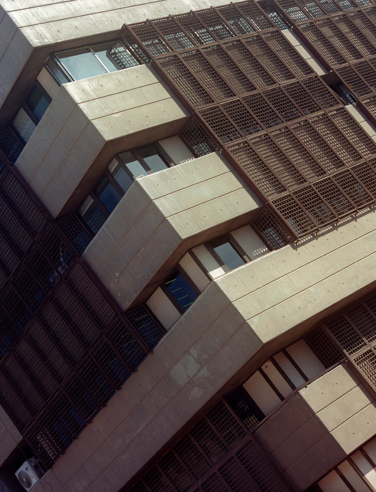 Jameel Management Centre: Corner details of the fair-faced concrete façade